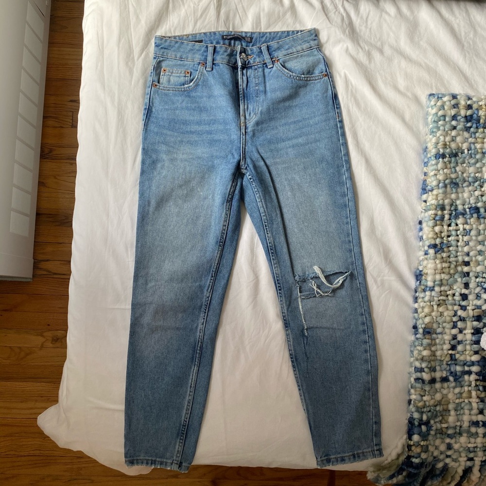 High-Waisted Distressed Bershka Jeans (SZ 4/26/36)
